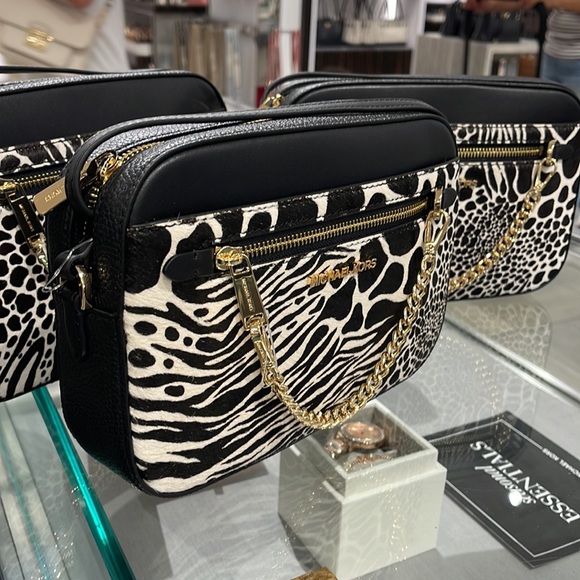 MICHAEL KORS JET SET LARGE EAST WEST ZIP POCKET CHAIN XBODY 
BLACK 
NWT - Picture 6 of 16